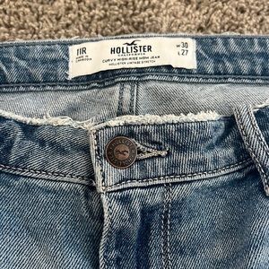 Hollister Jeans (Curvy High-Rise Mom Jeans)